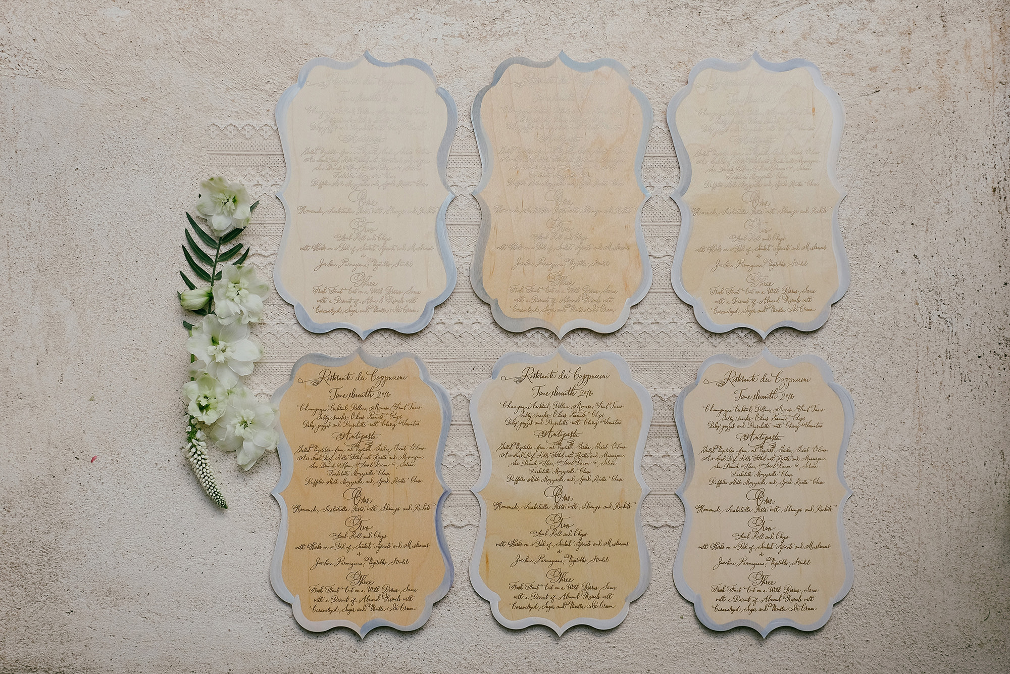 black-tie-artistic-wedding-italy-foil-wooden-menu