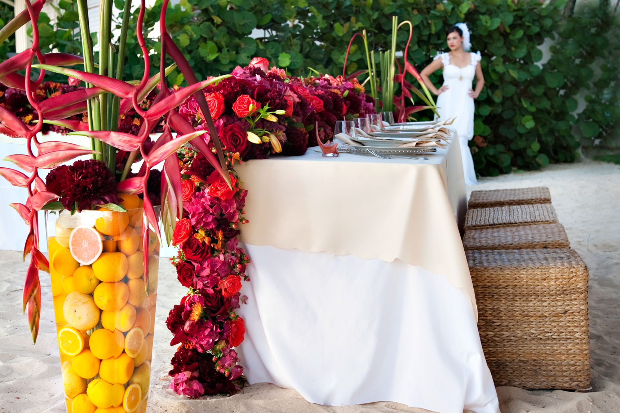 bold-beach-wedding-inspiration-grand-cayman-table-setting