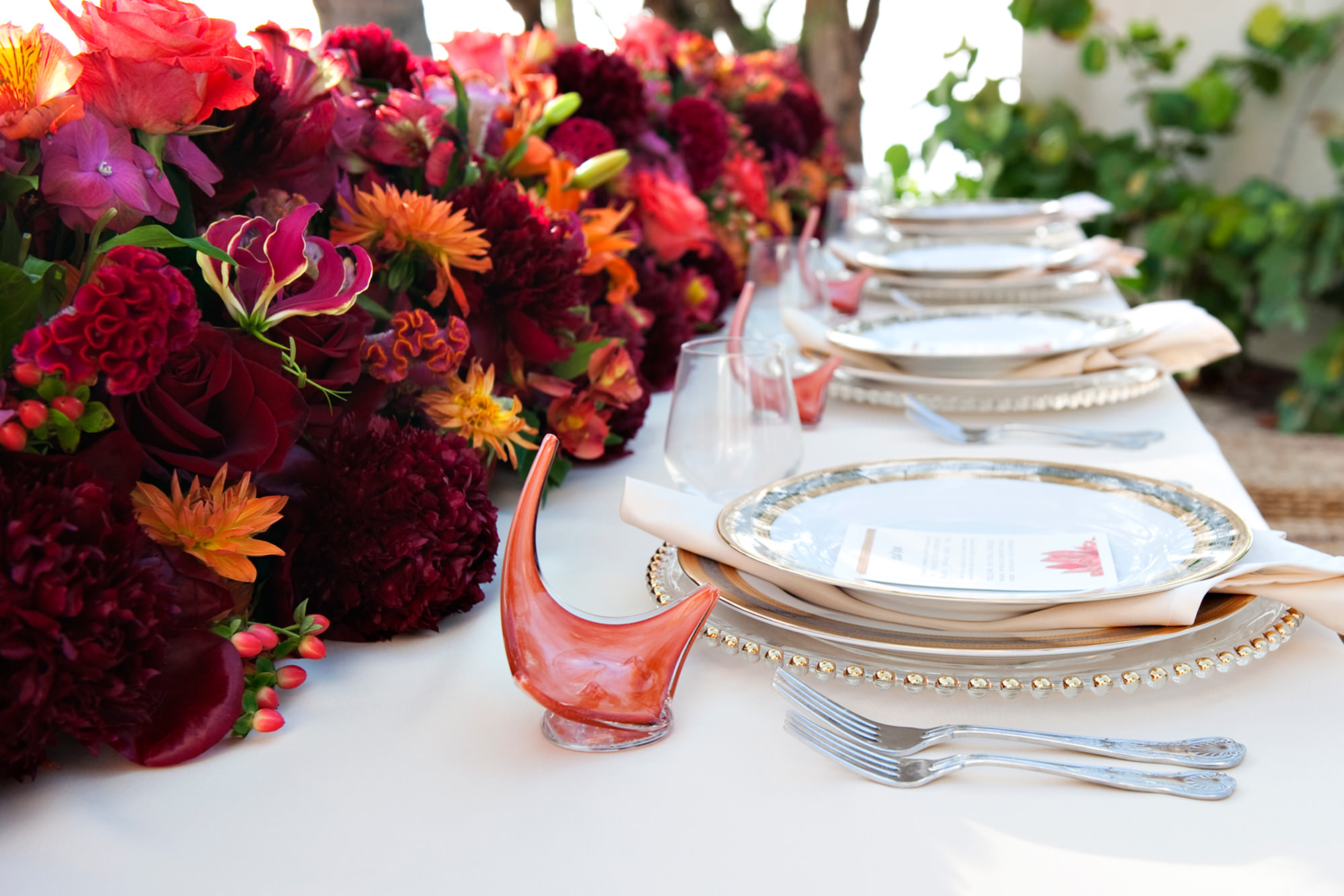 bold-tropical-wedding-inspiration-grand-cayman-table-setting